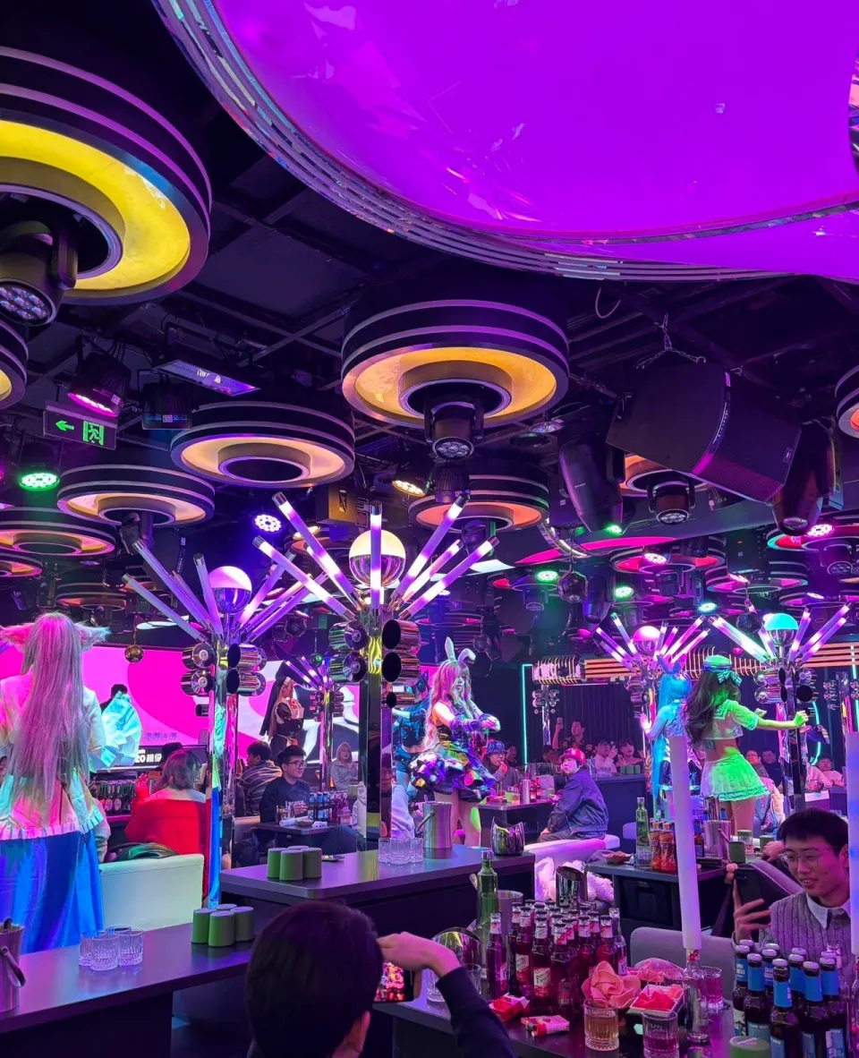 云霄酒廊(南宁龙光那莲豪华精选酒店)